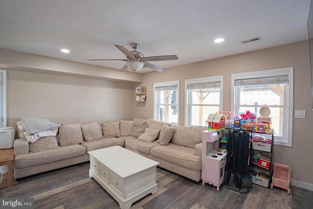 42 HOLLYHOCK LN, Levittown, PA 19055