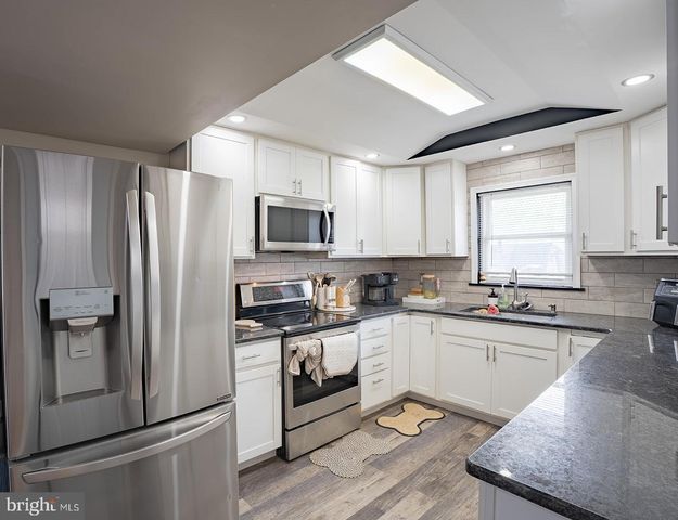 42 HOLLYHOCK LN, Levittown, PA 19055