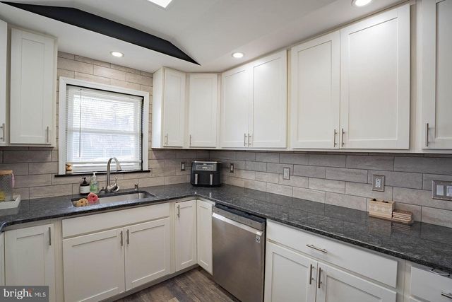 42 HOLLYHOCK LN, Levittown, PA 19055