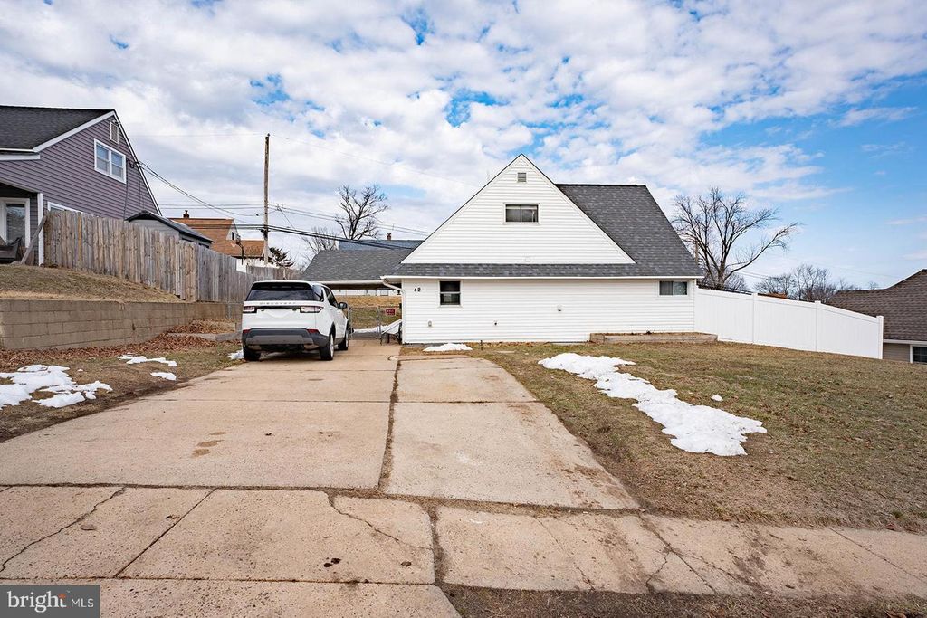42 HOLLYHOCK LN, Levittown, PA 19055