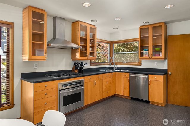 1821 N 47th Street, Seattle, WA 98103