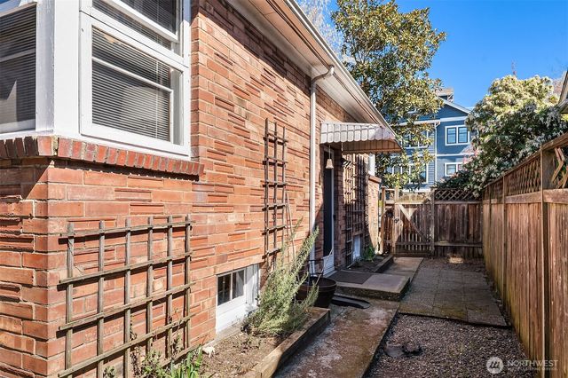 1821 N 47th Street, Seattle, WA 98103