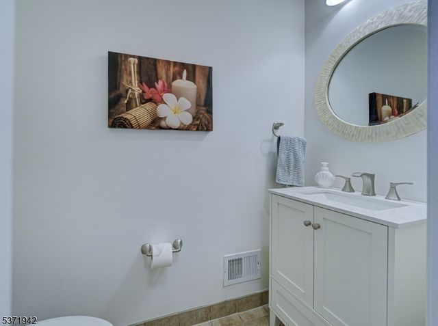 3 Pony Ln, Raritan Twp., NJ 08822