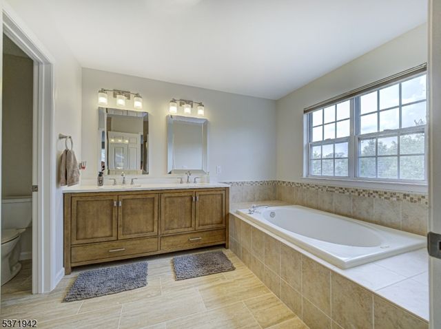 3 Pony Ln, Raritan Twp., NJ 08822