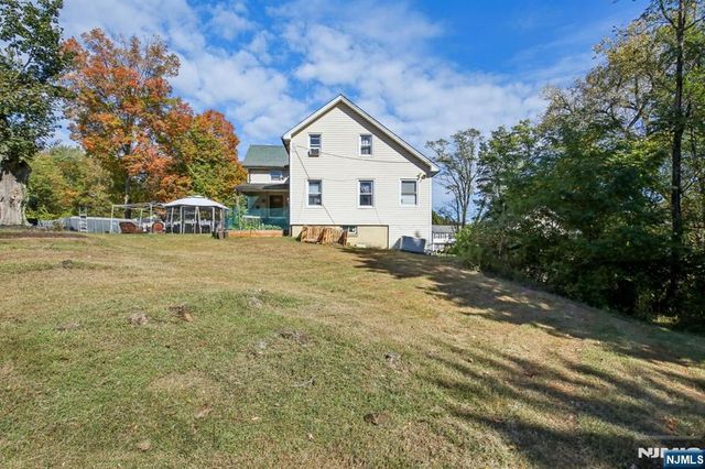 369 Queens Court, Ridgewood, NJ 07450