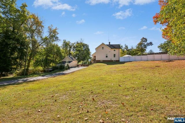 369 Queens Court, Ridgewood, NJ 07450