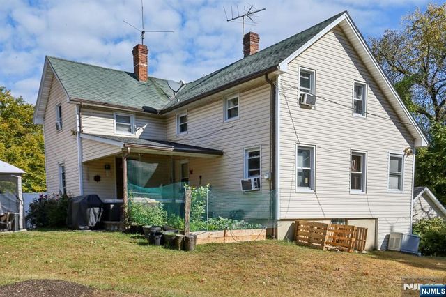 369 Queens Court, Ridgewood, NJ 07450