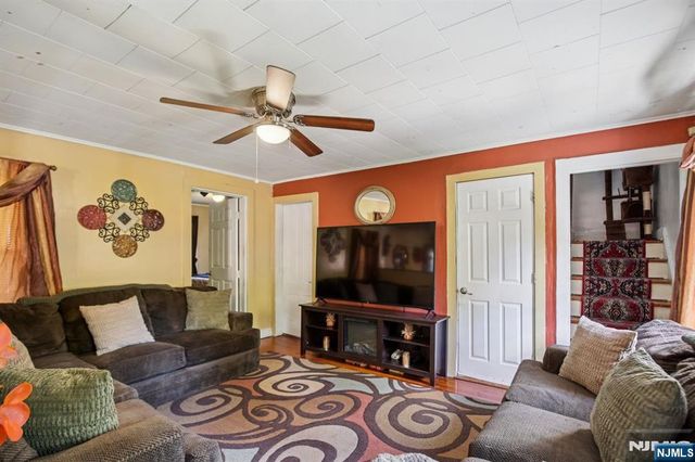369 Queens Court, Ridgewood, NJ 07450