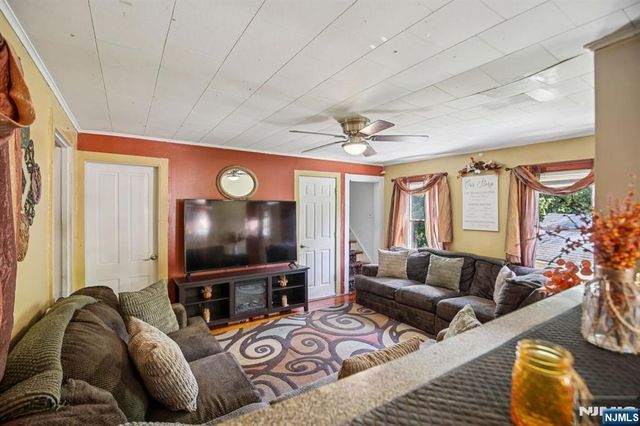 369 Queens Court, Ridgewood, NJ 07450