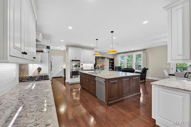 12868 Willow Pond Court, Des Peres, MO 63131