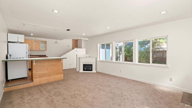 1160 Carr Ave, Santa Rosa, CA 95404