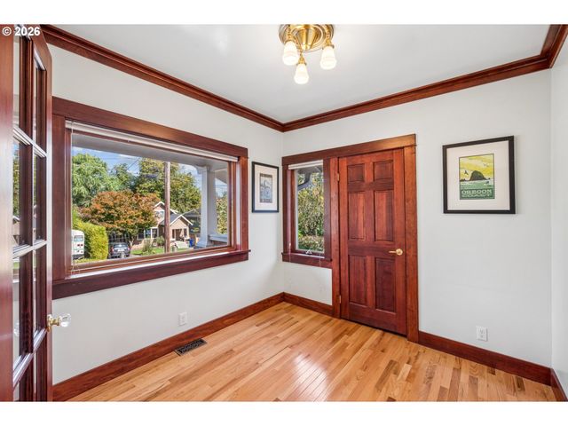 3530 Sw FALCON St, Portland, OR 97219