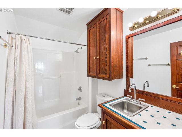 3530 Sw FALCON St, Portland, OR 97219