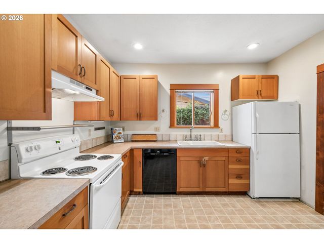 3530 Sw FALCON St, Portland, OR 97219