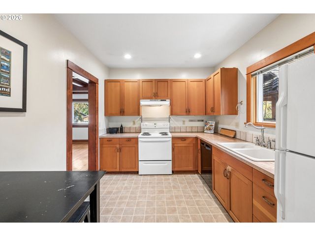 3530 Sw FALCON St, Portland, OR 97219