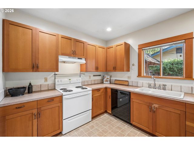 3530 Sw FALCON St, Portland, OR 97219