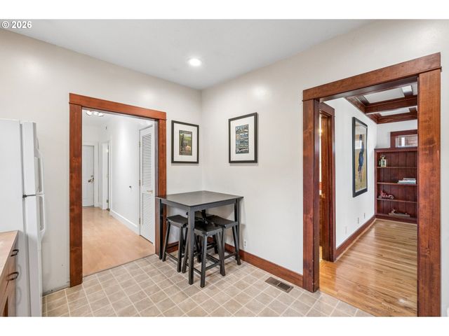 3530 Sw FALCON St, Portland, OR 97219