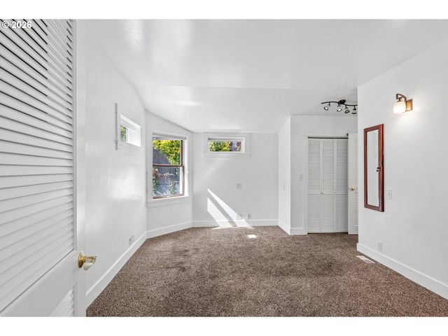 3530 Sw FALCON St, Portland, OR 97219
