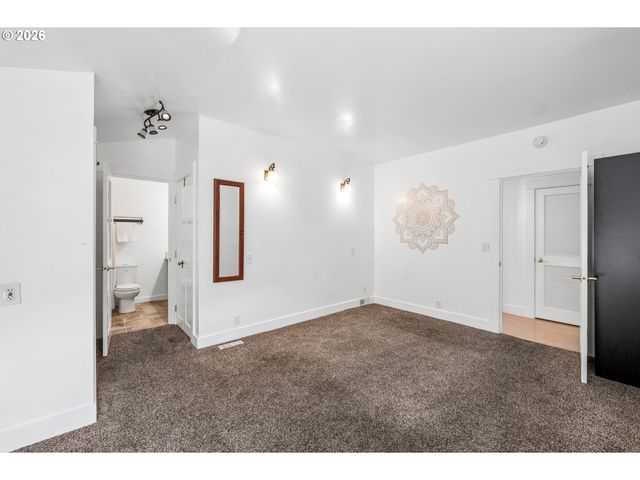 3530 Sw FALCON St, Portland, OR 97219