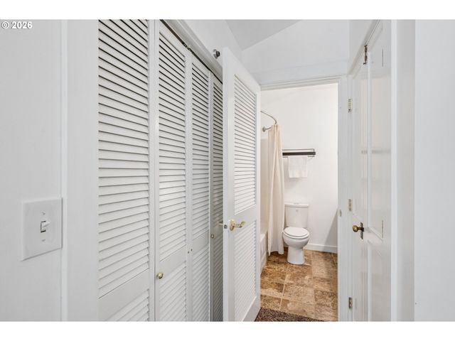 3530 Sw FALCON St, Portland, OR 97219