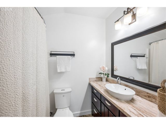 3530 Sw FALCON St, Portland, OR 97219