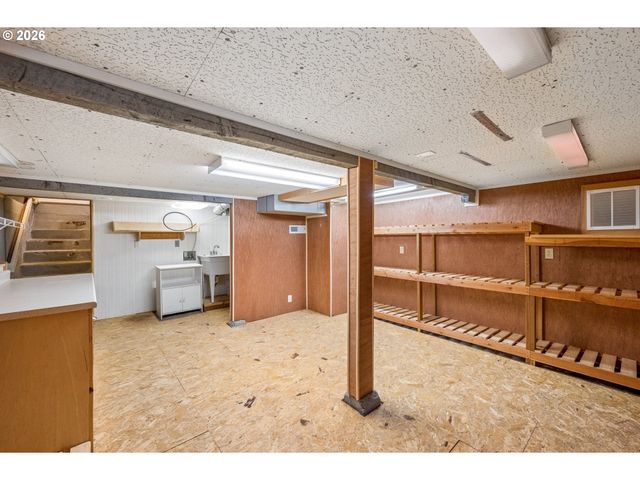 3530 Sw FALCON St, Portland, OR 97219