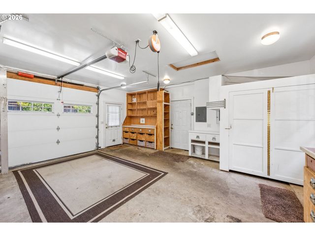3530 Sw FALCON St, Portland, OR 97219