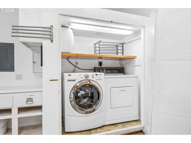 3530 Sw FALCON St, Portland, OR 97219