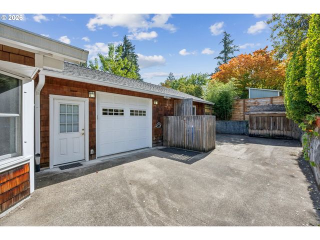 3530 Sw FALCON St, Portland, OR 97219