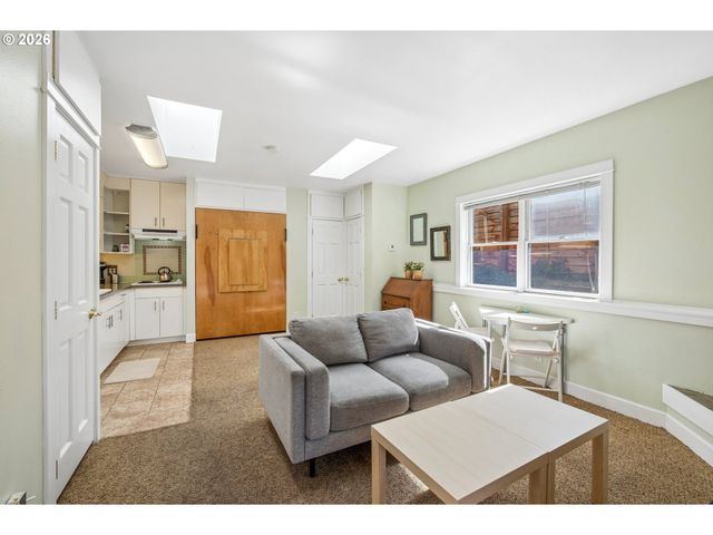 3530 Sw FALCON St, Portland, OR 97219