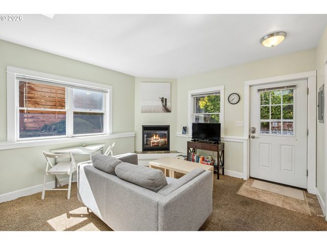 3530 Sw FALCON St, Portland, OR 97219