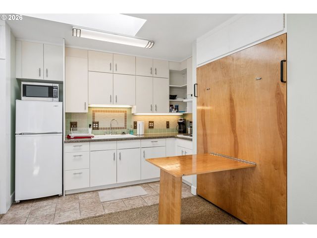 3530 Sw FALCON St, Portland, OR 97219