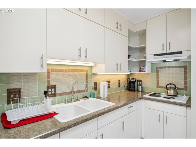 3530 Sw FALCON St, Portland, OR 97219