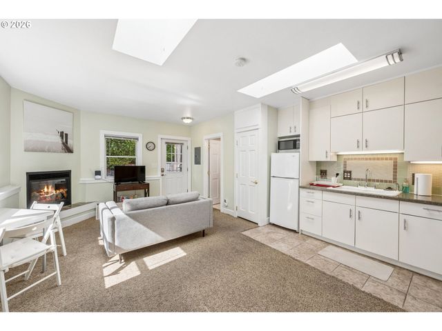 3530 Sw FALCON St, Portland, OR 97219