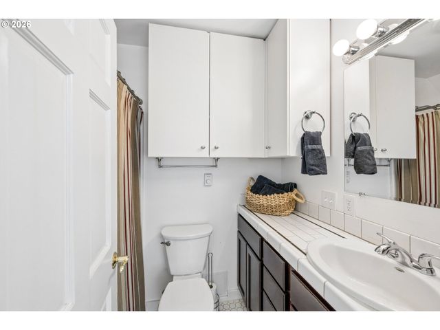 3530 Sw FALCON St, Portland, OR 97219