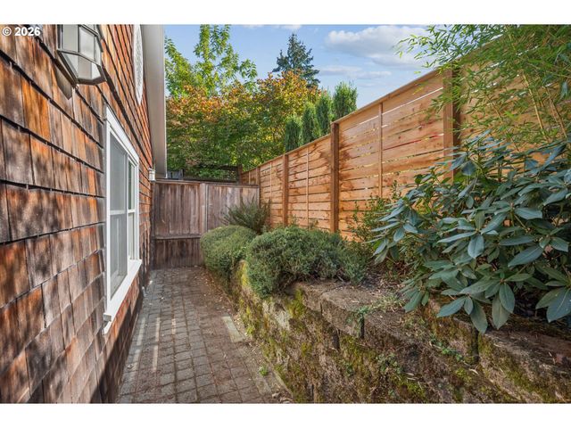 3530 Sw FALCON St, Portland, OR 97219