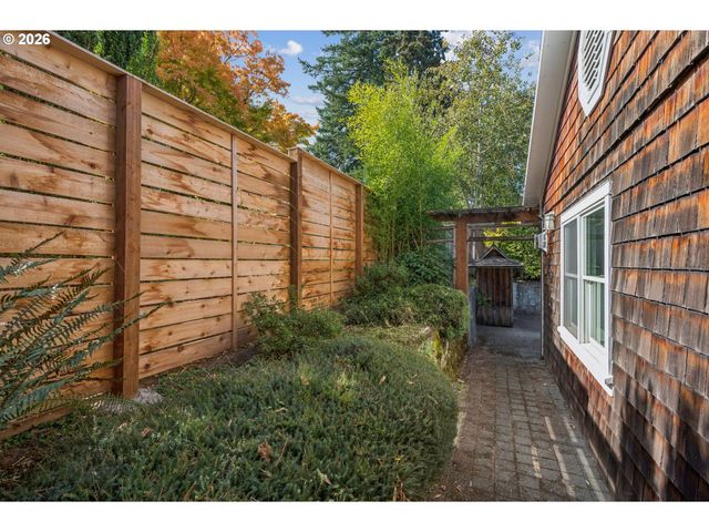 3530 Sw FALCON St, Portland, OR 97219