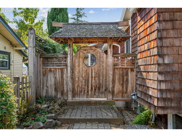 3530 Sw FALCON St, Portland, OR 97219