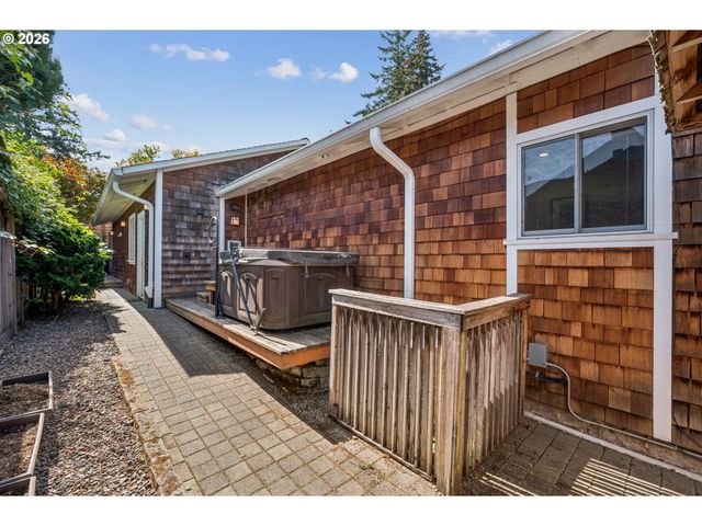 3530 Sw FALCON St, Portland, OR 97219