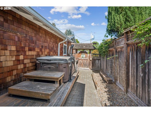 3530 Sw FALCON St, Portland, OR 97219