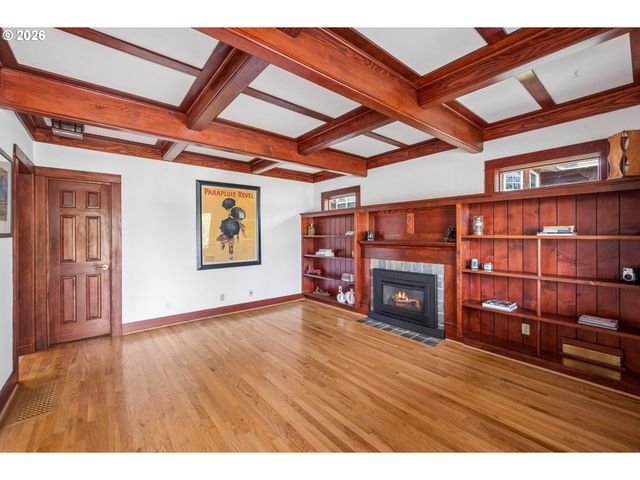 3530 Sw FALCON St, Portland, OR 97219
