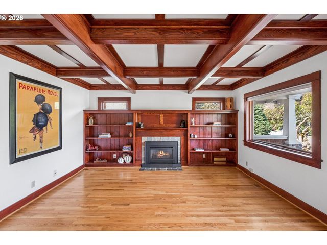 3530 Sw FALCON St, Portland, OR 97219