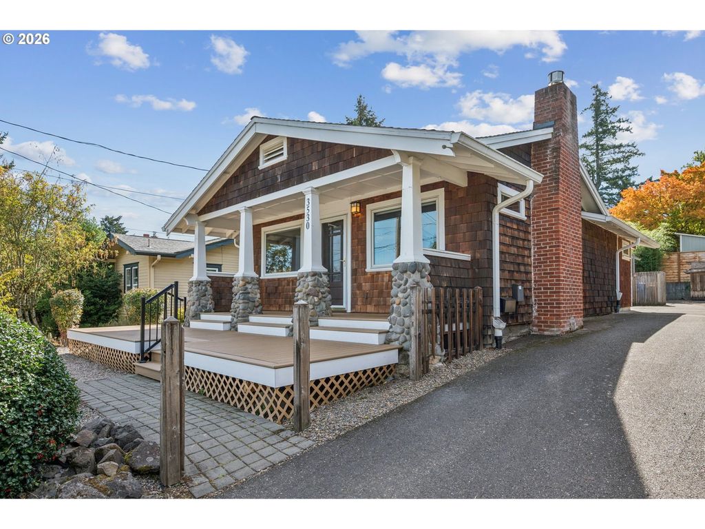 3530 Sw FALCON St, Portland, OR 97219