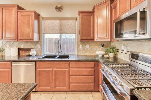 7206 E Dayton Avenue, Fresno, CA 93737