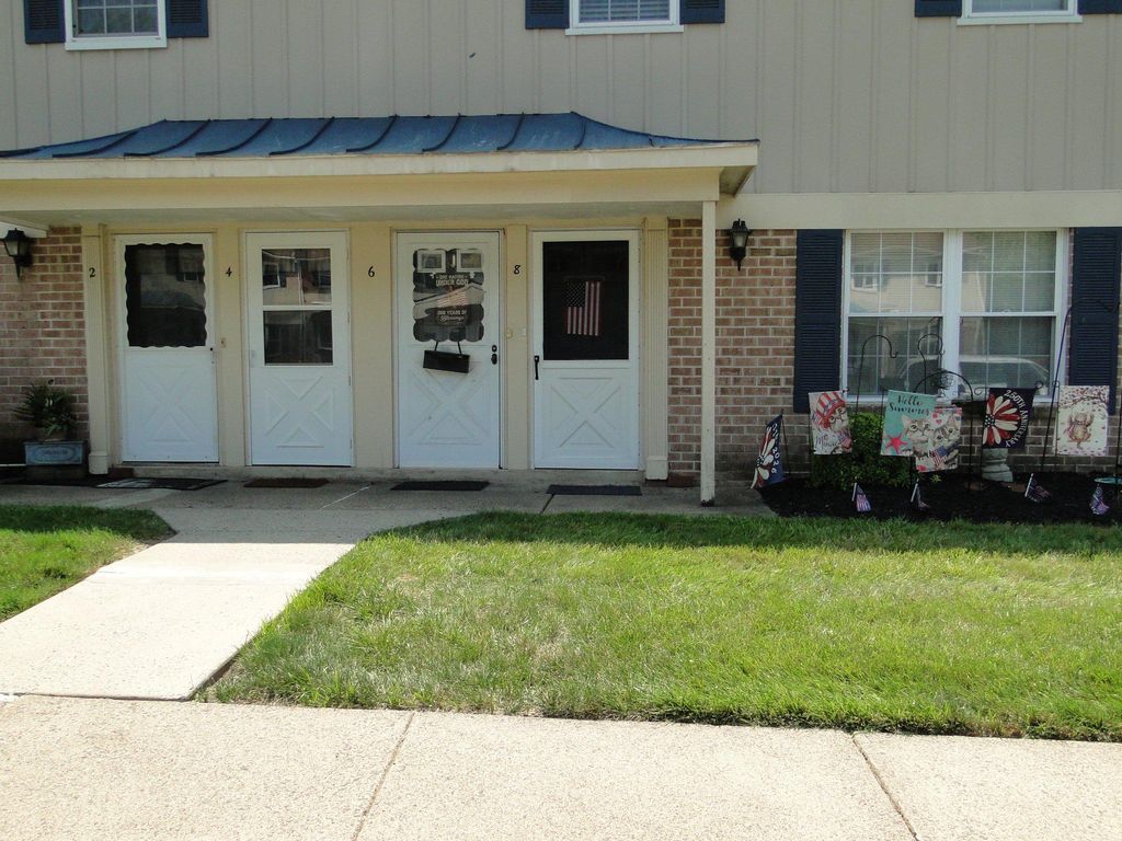 8 SHANNON DR, North Wales, PA 19454