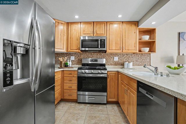 210 Carob Ln, Alameda, CA 94502