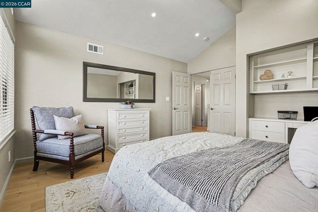 210 Carob Ln, Alameda, CA 94502
