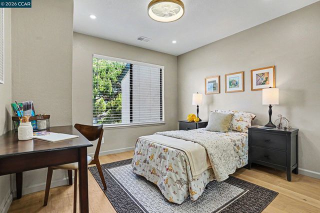 210 Carob Ln, Alameda, CA 94502