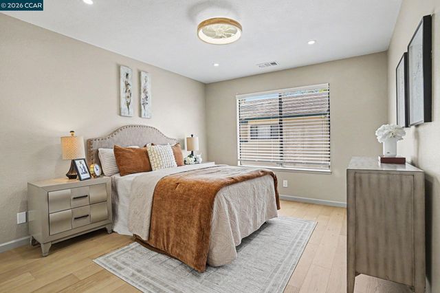 210 Carob Ln, Alameda, CA 94502