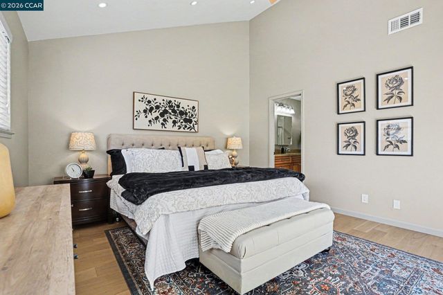 210 Carob Ln, Alameda, CA 94502